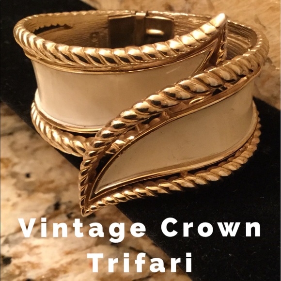 Crown Trifari Jewelry - Vintage 70’s Crown Trifari Hinged Bracelet
